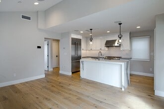 503 1/2 Poinsettia Ave in Newport Beach, CA - Building Photo - Building Photo