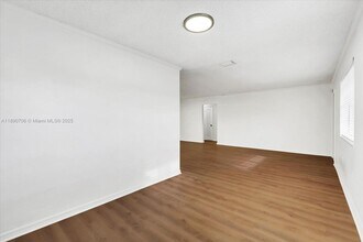 4090 SW 69th Ave in Miami, FL - Building Photo - Building Photo