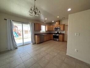 21540 Ives Dr in California City, CA - Building Photo - Building Photo