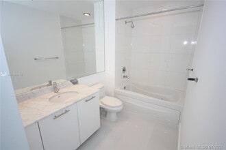 950 Brickell Bay Dr, Unit 5208 in Miami, FL - Building Photo - Building Photo