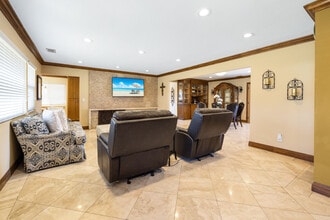 401 Holmwood Dr in Newport Beach, CA - Foto de edificio - Building Photo