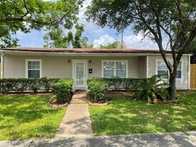 1701 Utah St in Baytown, TX - Building Photo