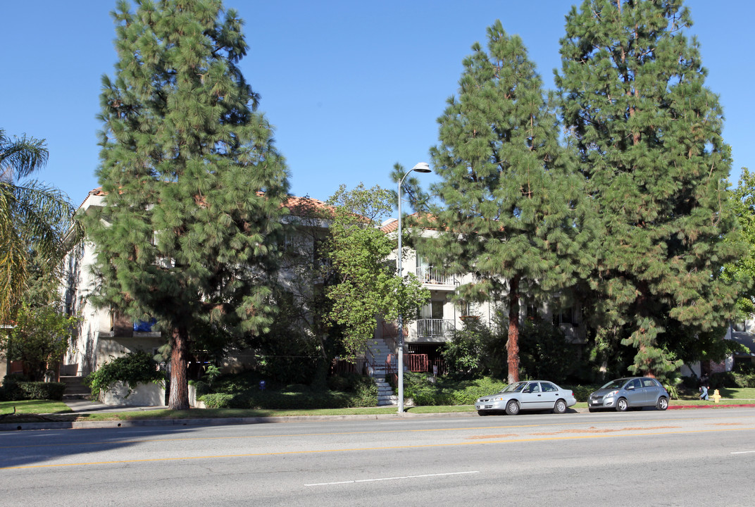 Granada Court in Granada Hills, CA - Foto de edificio