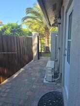 15762 SW 102nd St, Unit Studio in Miami, FL - Foto de edificio - Building Photo