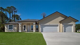 8028 Sherwood Cir in La Belle, FL - Building Photo