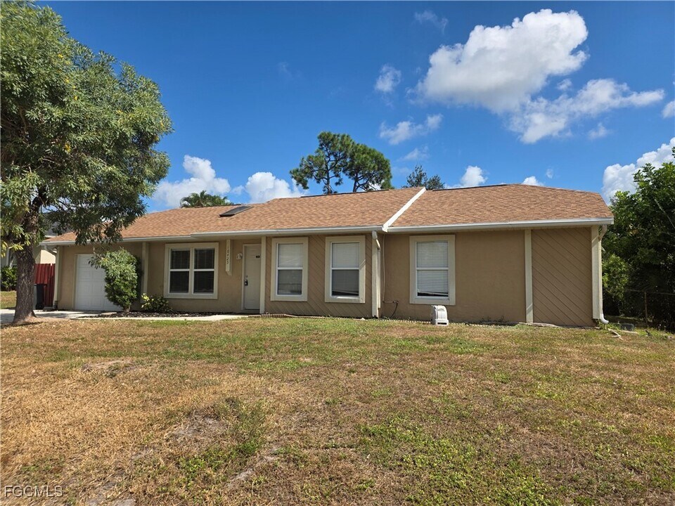18425 Rosewood Rd in Ft. Myers, FL - Building Photo