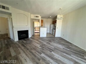 7155 S Durango Dr, Unit 304 in Las Vegas, NV - Foto de edificio - Building Photo