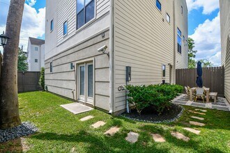 1204 Fowler St in Houston, TX - Foto de edificio - Building Photo