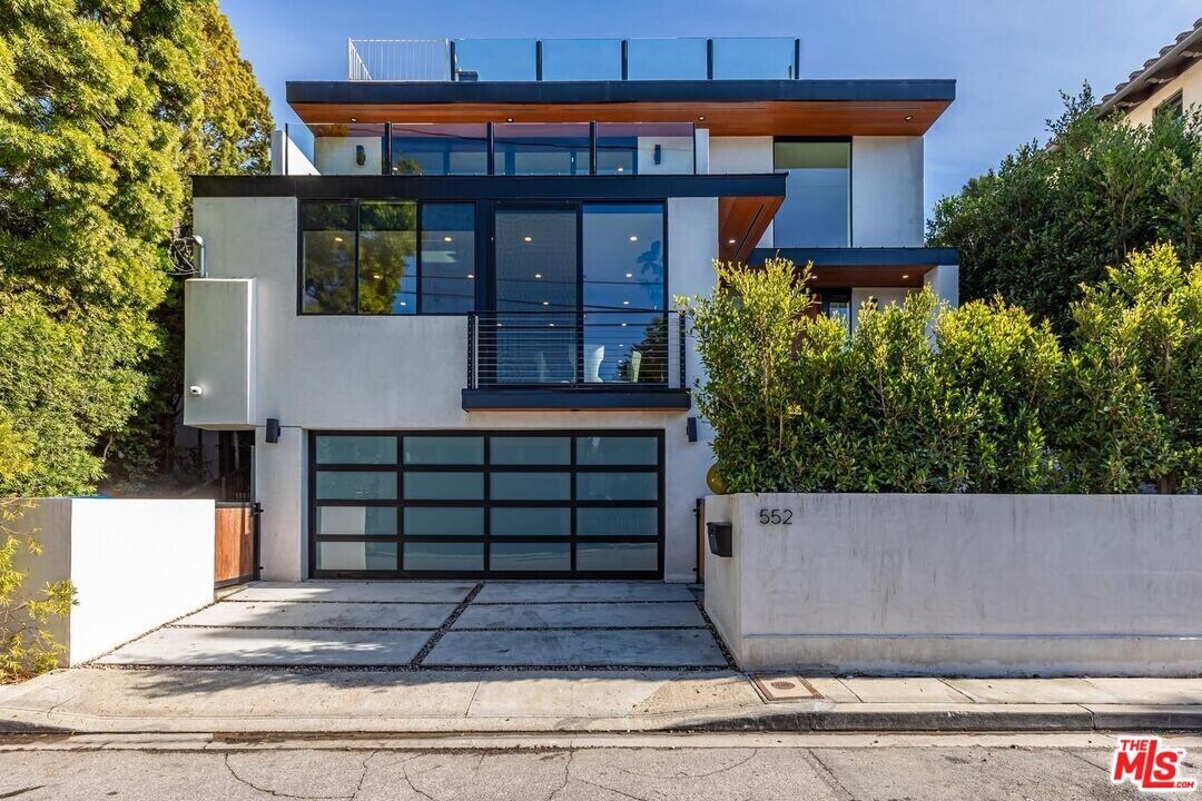 552 Stassi Ln in Santa Monica, CA - Building Photo
