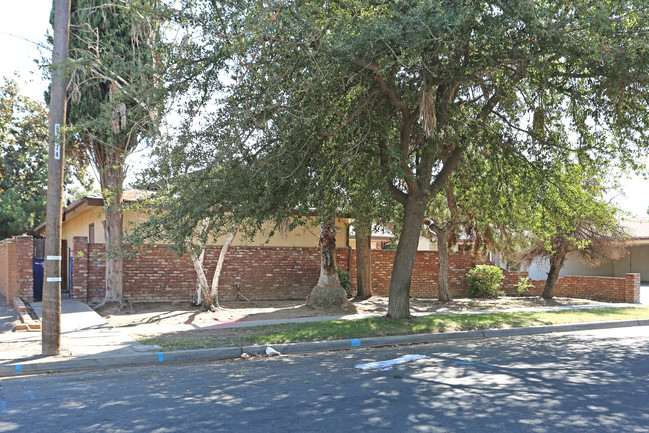 1511 W Fairmont Ave in Fresno, CA - Foto de edificio - Building Photo