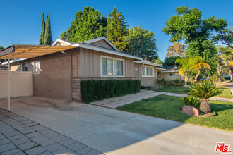 19210 Sylvan St in Los Angeles, CA - Building Photo - Building Photo