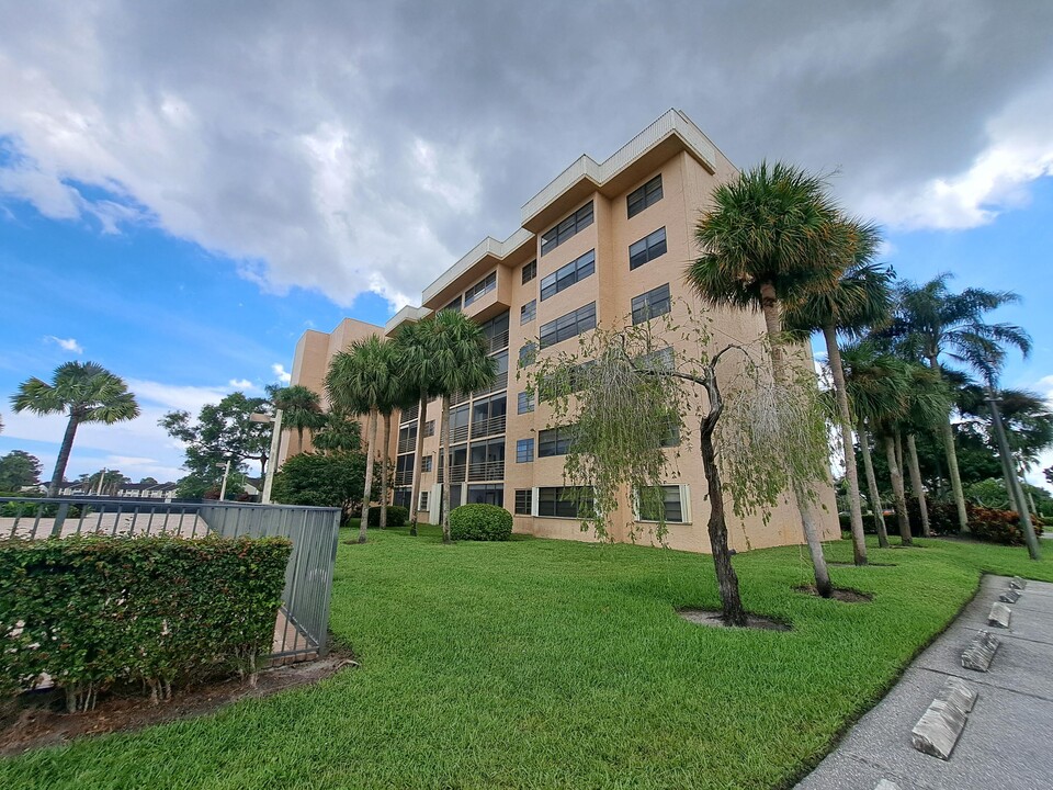 4640 Lucerne Lakes Blvd W in Greenacres, FL - Foto de edificio