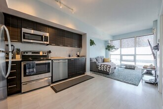 2212-2212 Lake Shore Blvd W in Toronto, ON - Building Photo - Building Photo