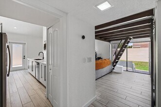 1089 NW 13th St, Unit 1 in Boca Raton, FL - Foto de edificio - Building Photo