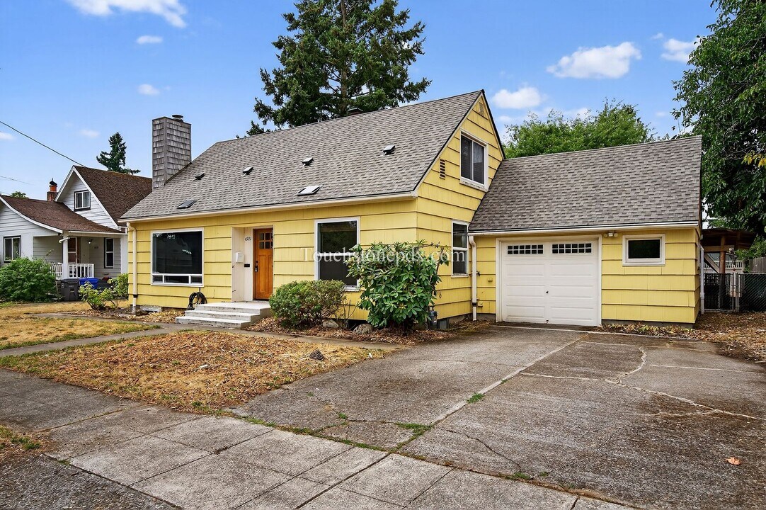 4921 SE 76th Ave in Portland, OR - Building Photo