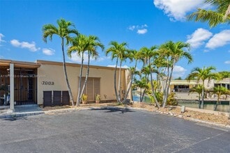 7003 Crown Gate Ct in Miami Lakes, FL - Building Photo - Building Photo