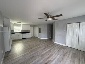 4393 Davis Rd in Lake Worth Beach, FL - Building Photo