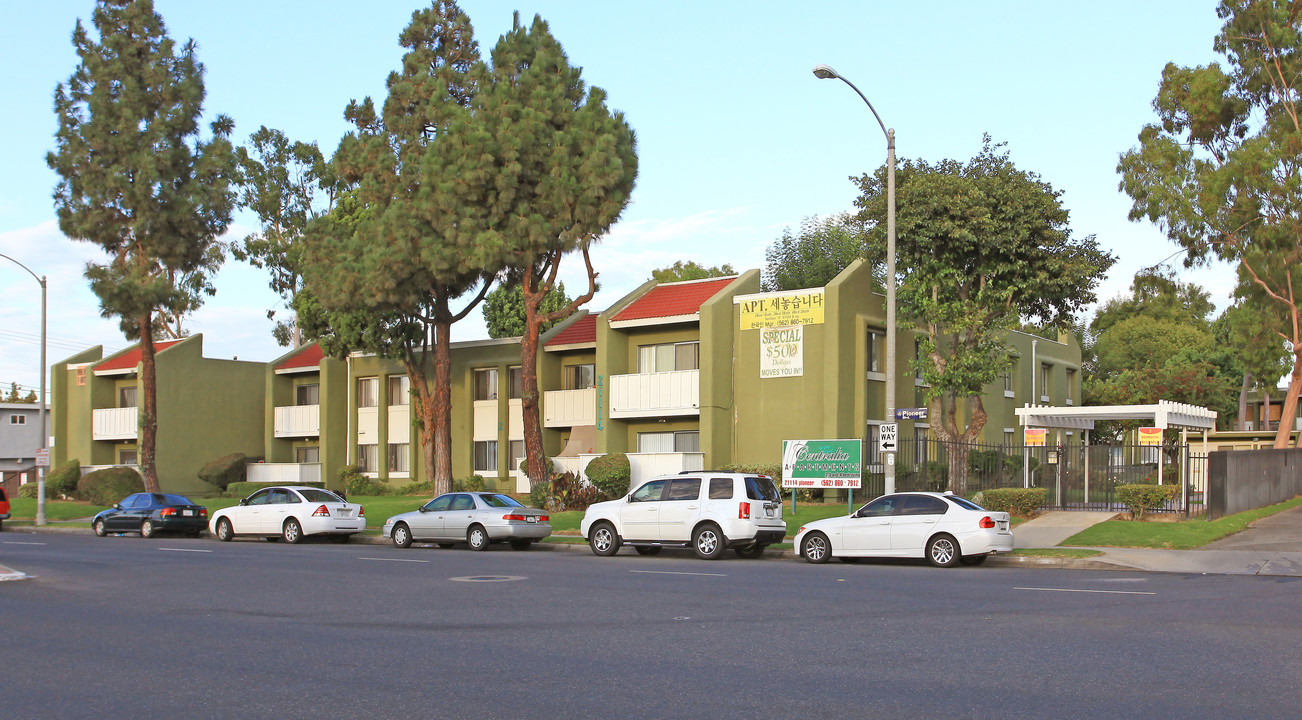 Centralia Apartments in Lakewood, CA - Building Photo