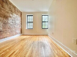 STUNNING 4 BEDROOM IN BRIGHT APARTMENT! in Brooklyn, NY - Foto de edificio - Building Photo