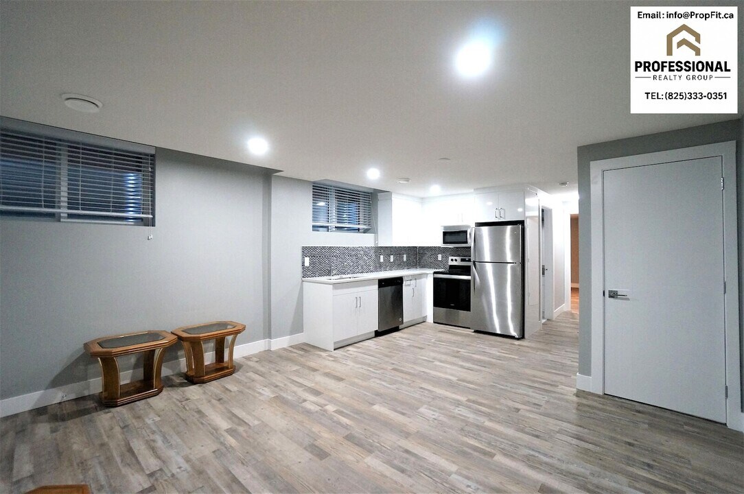 9808 159 St NW in Edmonton, AB - Building Photo