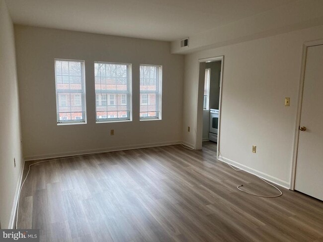 1816 Queens Ln in Arlington, VA - Foto de edificio - Building Photo