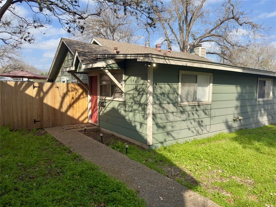 309 Guadalupe St in Lockhart, TX - Building Photo