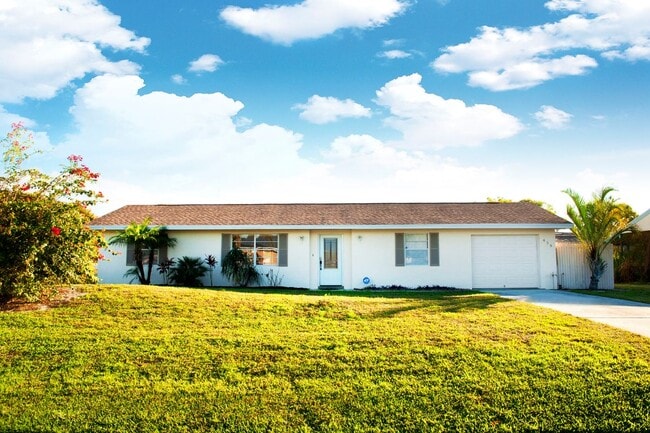 458 SE Doat St in Port St. Lucie, FL - Foto de edificio - Building Photo