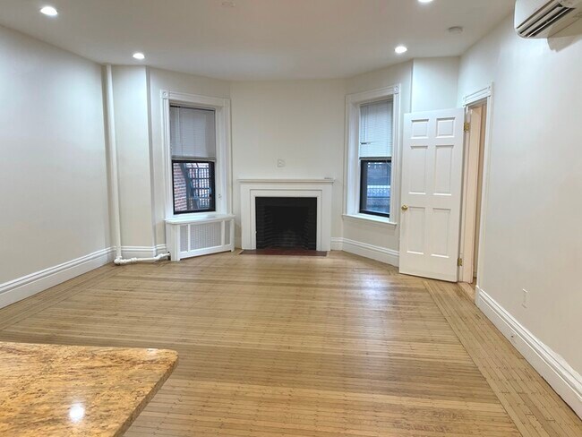 174 Newbury St, Unit 4 in Boston, MA - Building Photo - Building Photo