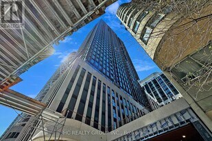 238 Simcoe St in Toronto, ON - Building Photo