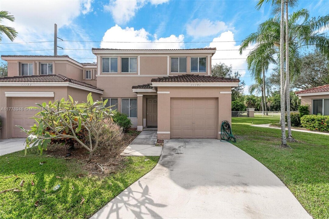 11191 SW 17th Manor in Davie, FL - Building Photo