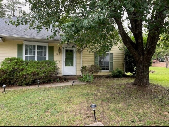 107 Colchester Ct in Chapel Hill, NC - Building Photo - Building Photo
