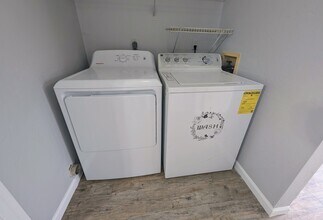 1235 Continental Ct in Tallahassee, FL - Foto de edificio - Building Photo