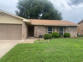6017 Hillcrest Dr in Watauga, TX - Building Photo