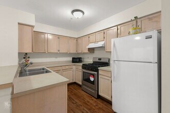 1429 Orleans Dr in Mundelein, IL - Building Photo - Building Photo