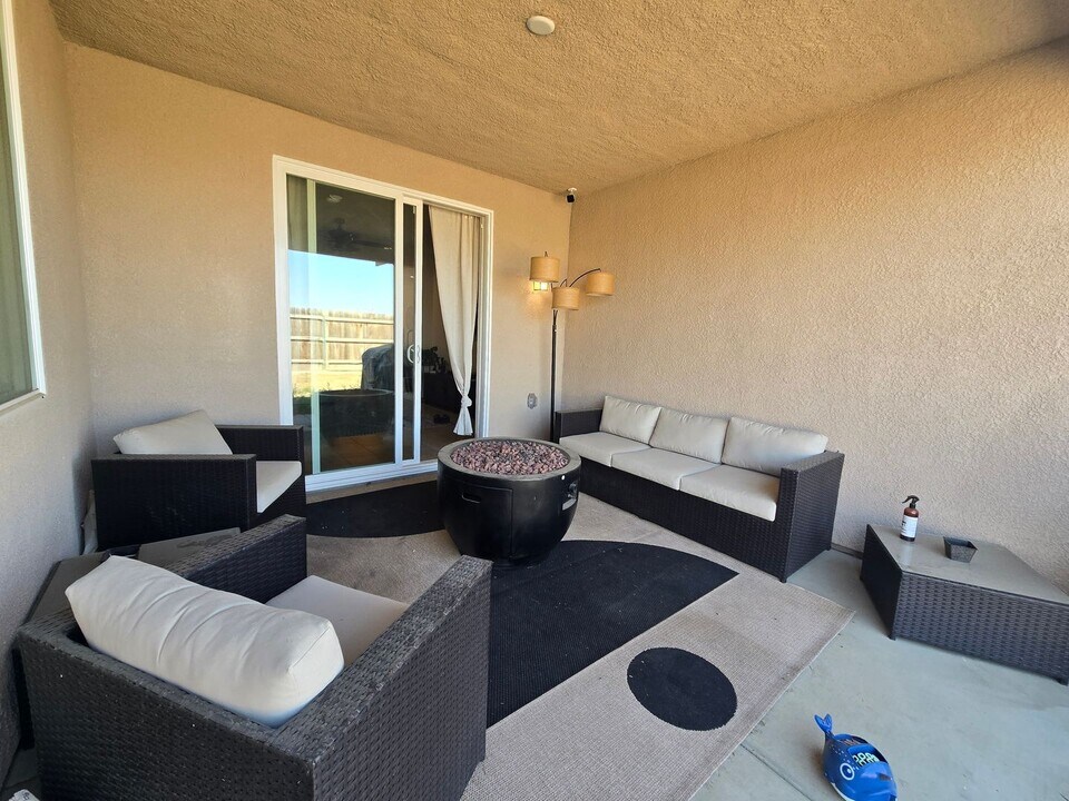 3373 Dorset St in Tulare, CA - Building Photo