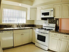 544 W Doran St in Glendale, CA - Building Photo - Building Photo