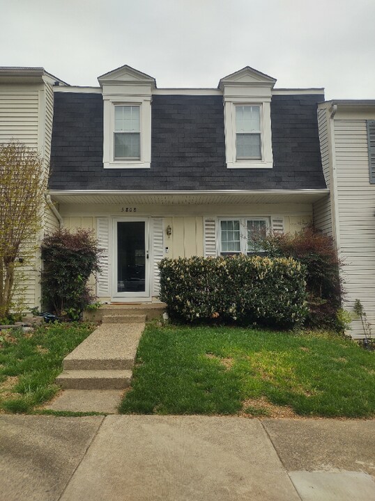5808 Bunker Woods Ln in Burke, VA - Building Photo