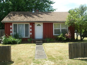 157 Branton St in Sutherlin, OR - Building Photo - Building Photo