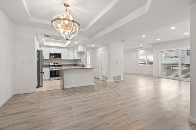 Carlyle Condominiums in Sherman Oaks, CA - Building Photo - Building Photo