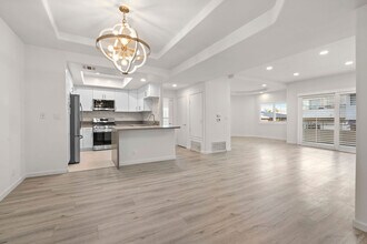 Carlyle Condominiums in Sherman Oaks, CA - Building Photo - Building Photo