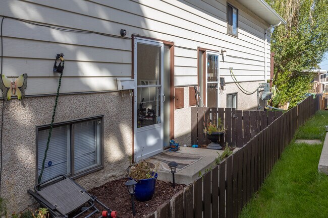 208 Sabrina Way SW in Calgary, AB - Building Photo - Building Photo