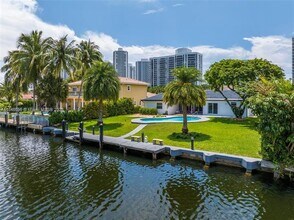 430 Holiday Dr in Hallandale Beach, FL - Building Photo - Building Photo