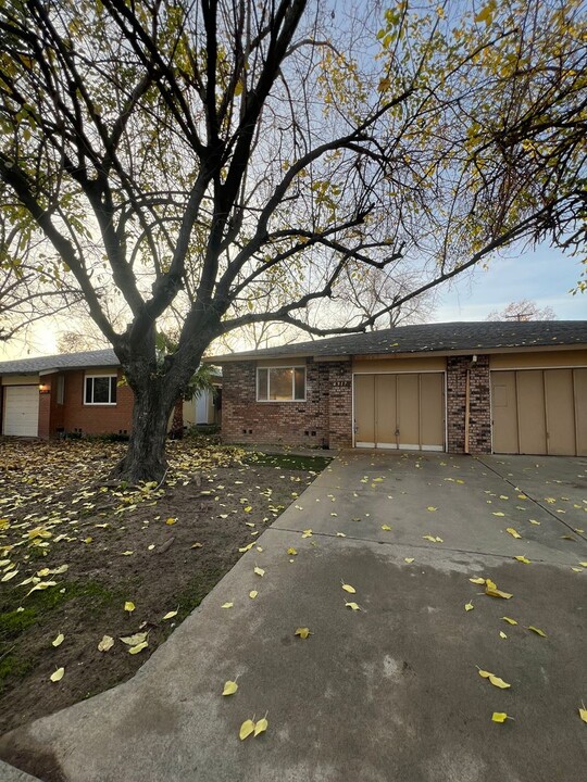 4917 Orchid Way in Sacramento, CA - Building Photo