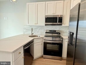 2421 Frankford Ave in Philadelphia, PA - Building Photo - Building Photo