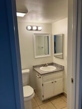 6827 Whitsett Ave in North Hollywood, CA - Foto de edificio - Building Photo