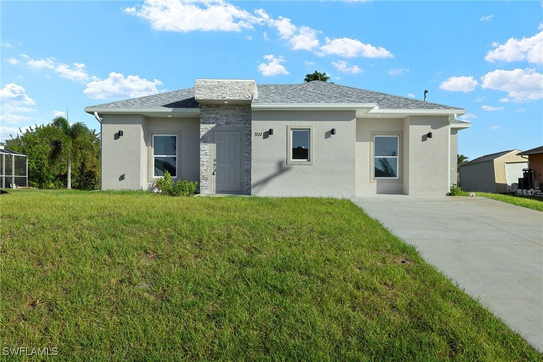 3722 12th St W in Lehigh Acres, FL - Foto de edificio