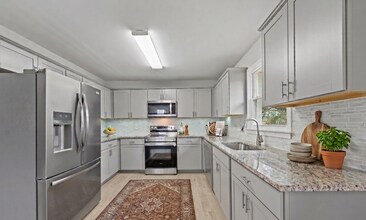 1910 Hilldale Dr in Burlington, NC - Building Photo - Building Photo