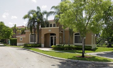 Hidden Cove Apartments in Miami, FL - Building Photo - Building Photo
