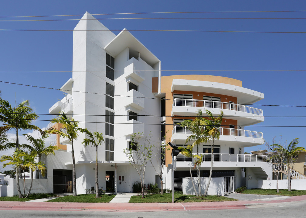 7700 Tatum Waterway Dr in Miami Beach, FL - Building Photo