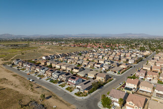 10208 Jennifer Ave in Hesperia, CA - Foto de edificio - Building Photo